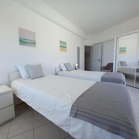 T2 Gaveto- Frente Mar, Wifi, Aconchegante & Familiar Quarteira